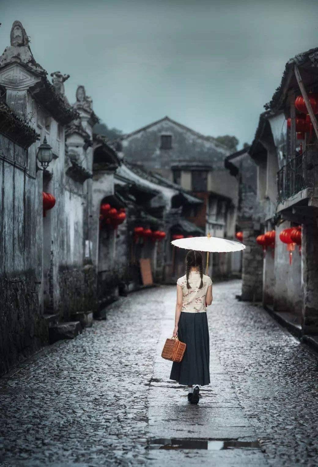 幽深的雨巷,典雅的石桥,灵动的折伞,静止的乌篷船……,这些都是江南