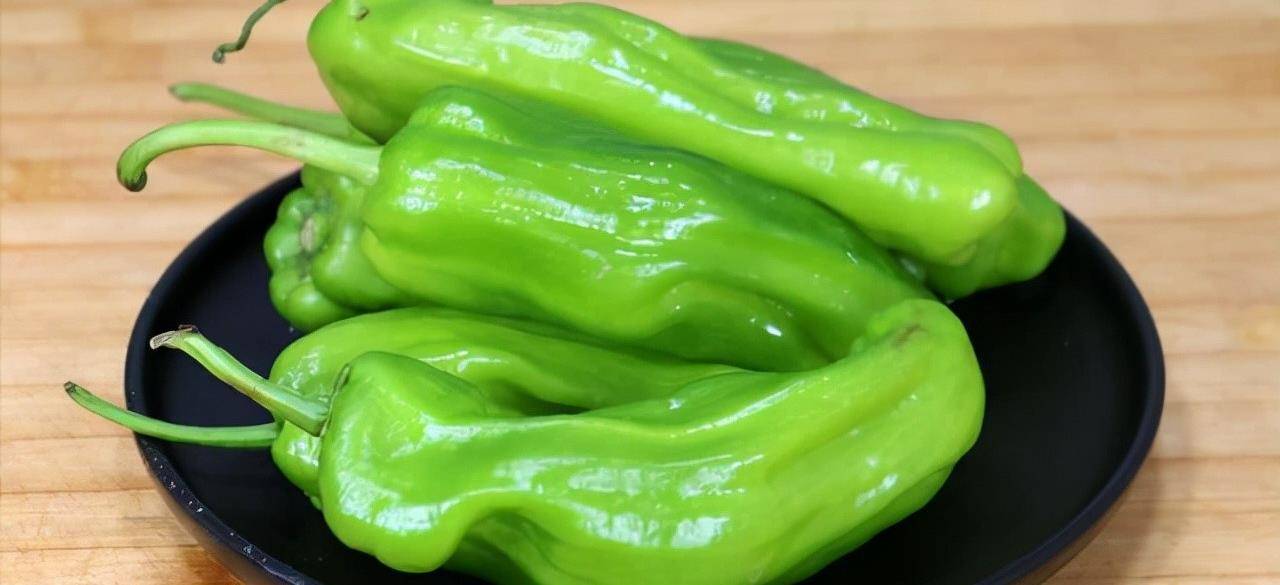 青椒别再炒了,教你秘制新做法,开胃下饭又解馋,一次7斤不够吃_美食