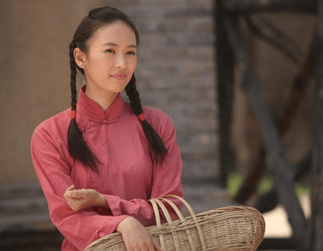 直到2012年童谣出演《民兵葛二蛋》中的孟喜子,开始崭露头角