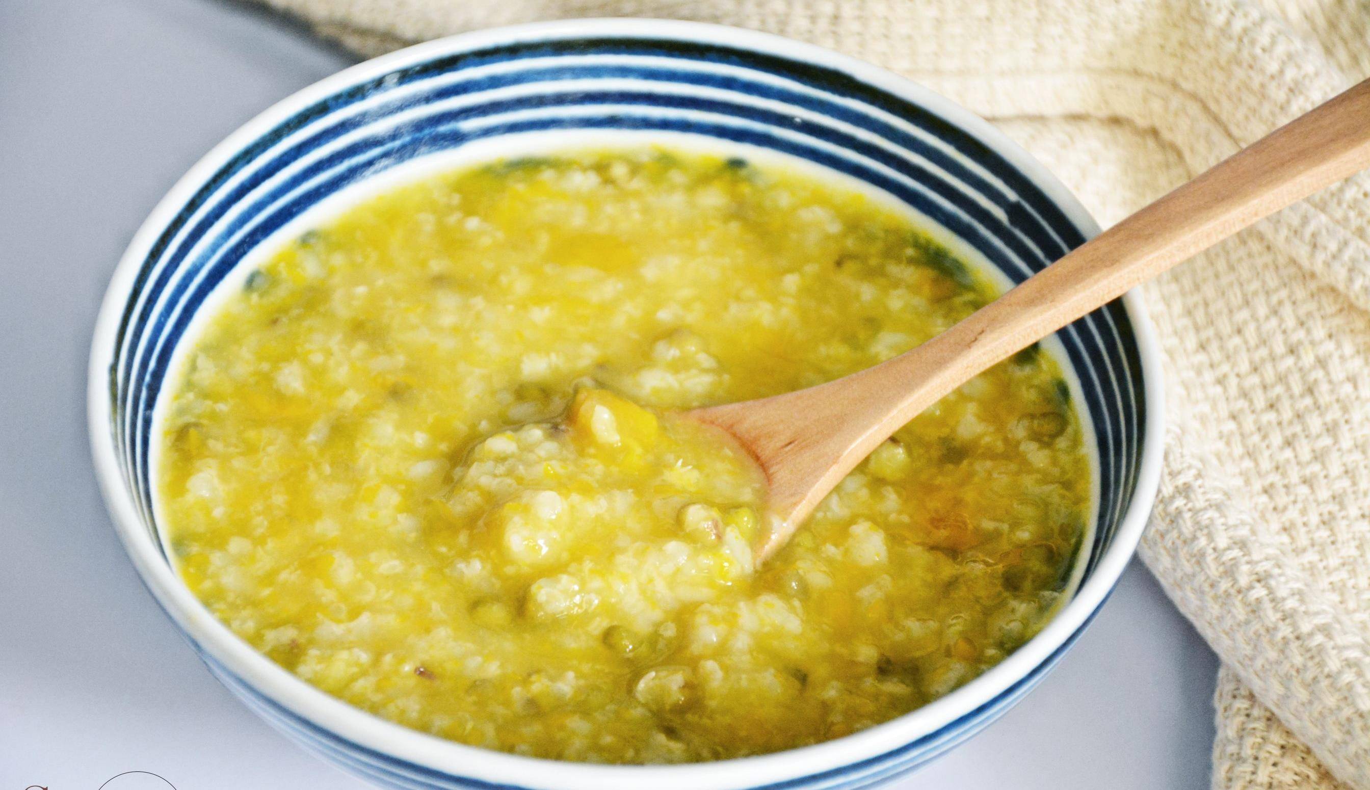 在没有吃过绿豆炖排骨的时候,夏天一般用玉米和莲藕炖排骨,有的时候