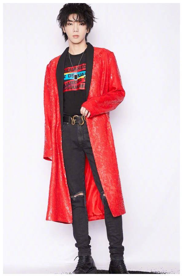 华晨宇的腿有多细?是女生p图都达不到的效果,羡慕了