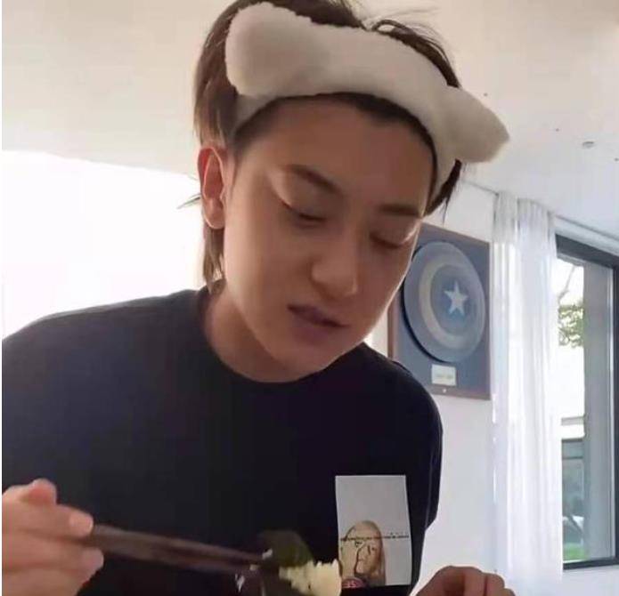 黄子韬恋情疑似曝光?女方是小7岁网红