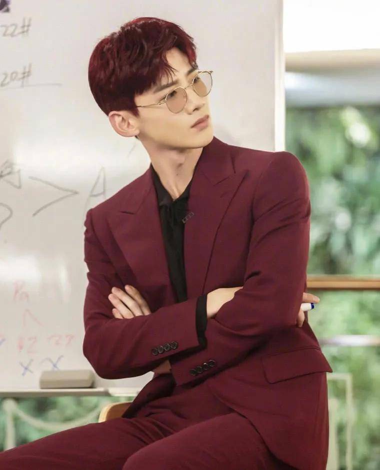 酒红色西装,金丝边框眼镜,黑红发色,斯文中透露出贵气,妥妥的霸总既视