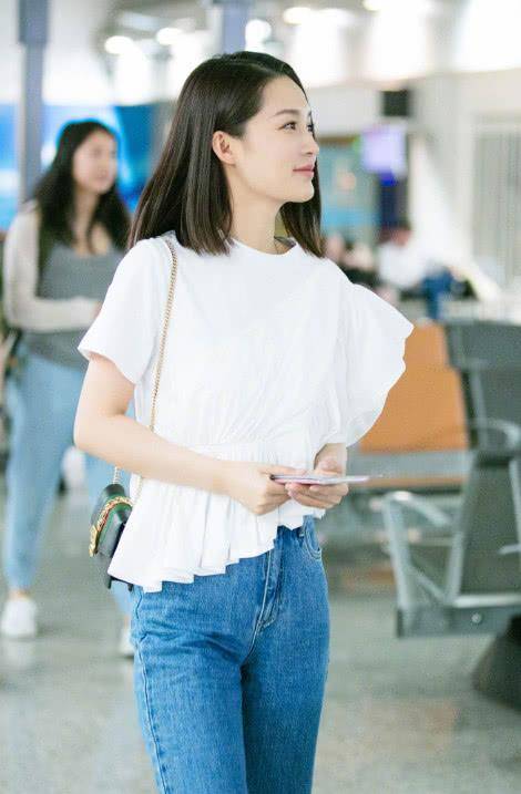 原创李沁在机场被看成了路人有这张绝美的侧颜变成路人谁不愿意