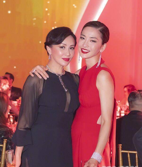 张曼玉54岁,刘嘉玲53岁,一个老到认不出,一个却被质疑年龄造假_女神