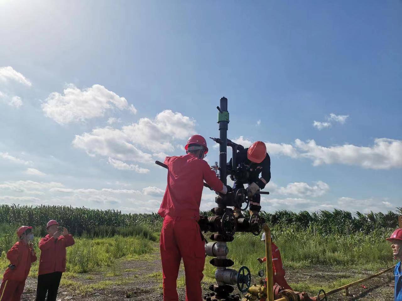 中国石油辽河油田首次引进柱塞气举技术在茨采厂成功实施_采气_气井