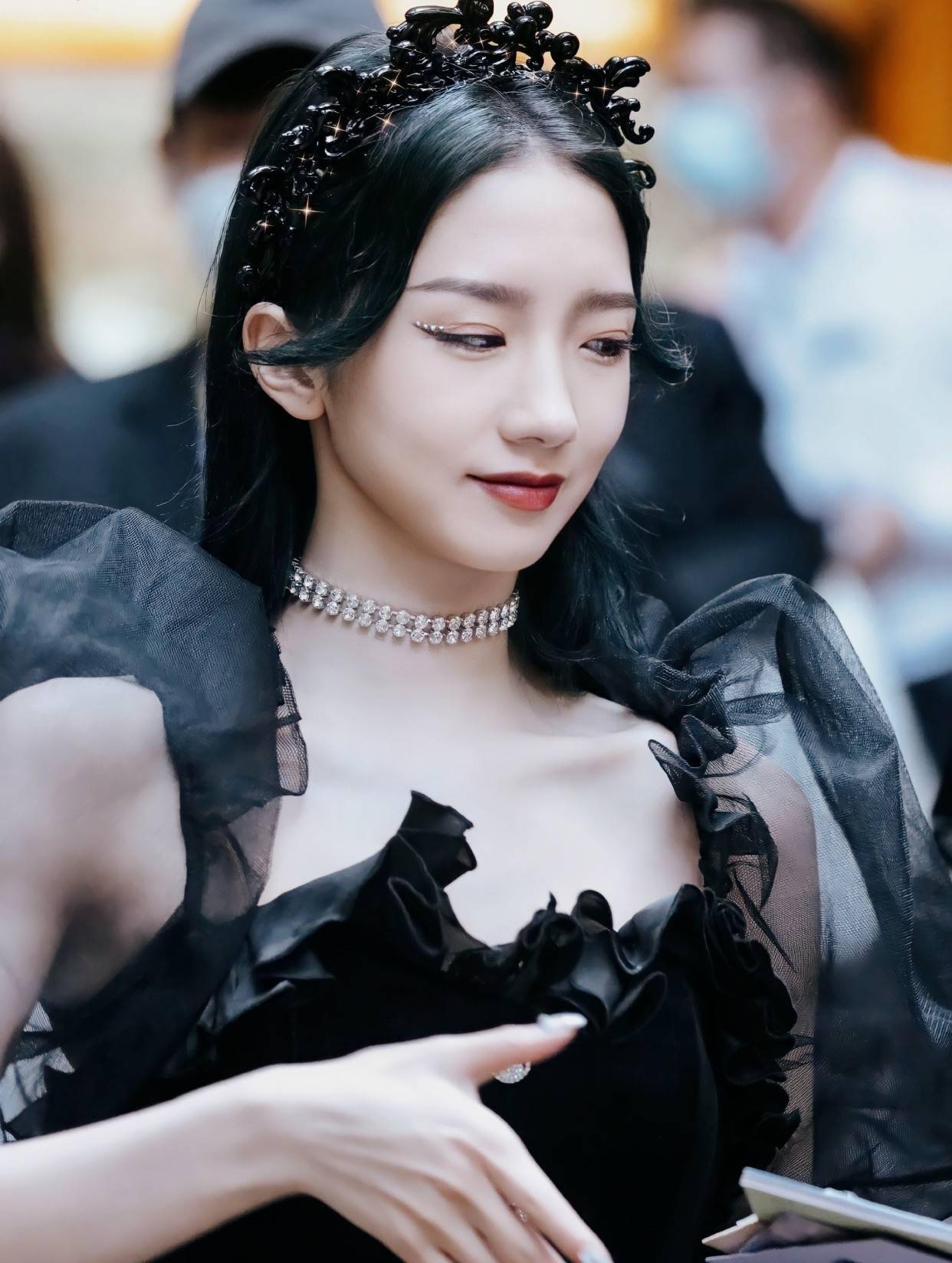 孟美岐变身"暗黑公主",妆容点缀很时尚,优雅同时又有气场_黑色_新造型