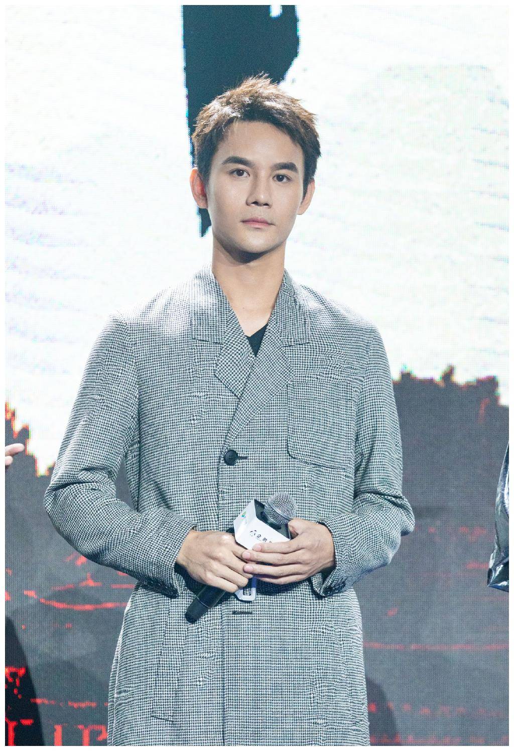 王凯温柔儒雅的男明星,马甲式的西装青春洋溢,展现成熟气质_西服_黑色