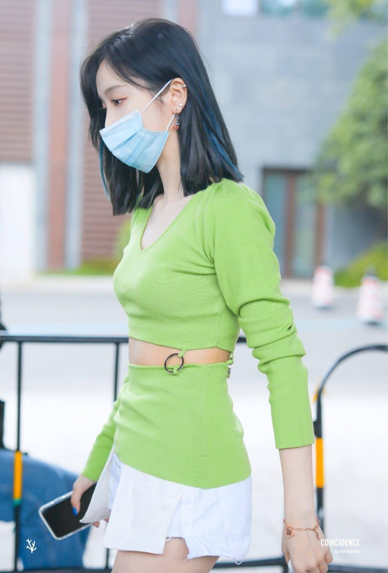 程潇宇宙少女活力十足,吴宣仪古灵精怪俏皮十足,哪个才是你的爱_时尚