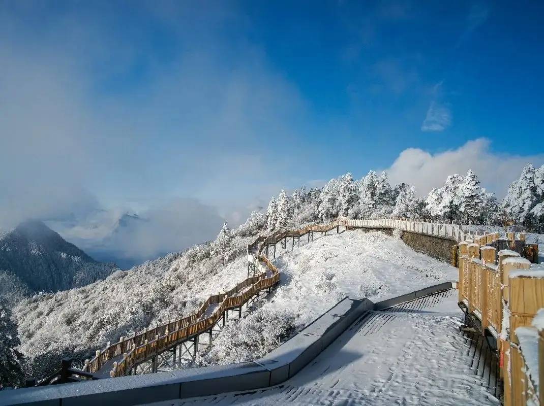 四川适合夏天去游玩的山，是成都第一峰，年平均气温13.2℃