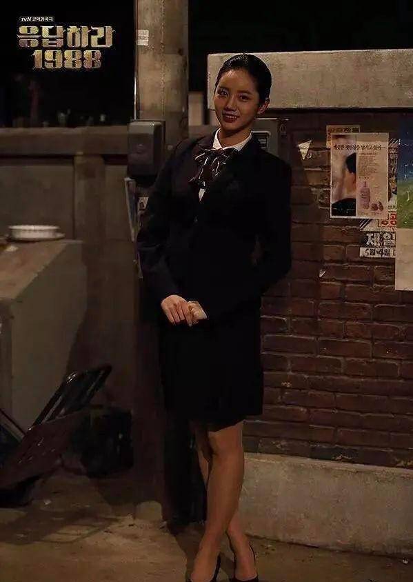 德善以前走路总是一蹦一跳的,成为空姐之后走路都变得稳重了许多,上身