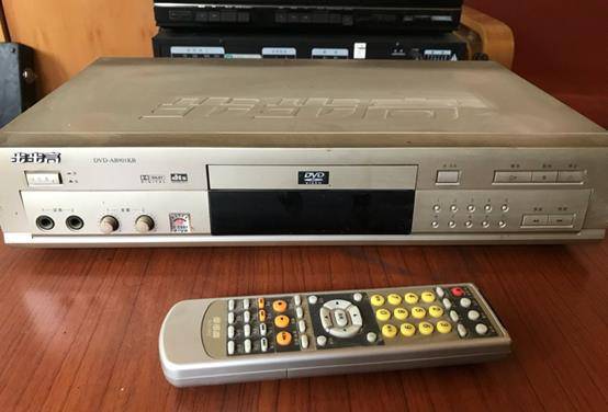 90年代初,20世纪90年代是香港电影飞黄腾达的时期,那时vcd/dvd影碟机