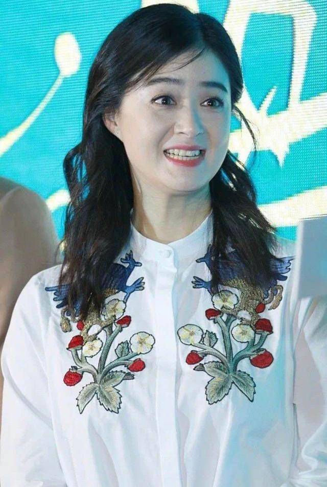 原创蒋欣瘦出新高度穿衬衫减龄又利落在生图镜头下也很美