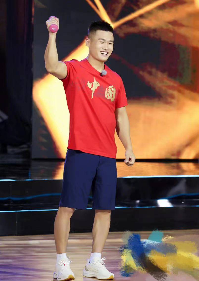 首先出场的是湖北汉子吕小军,放眼全球他都是最优秀的举重运动员.