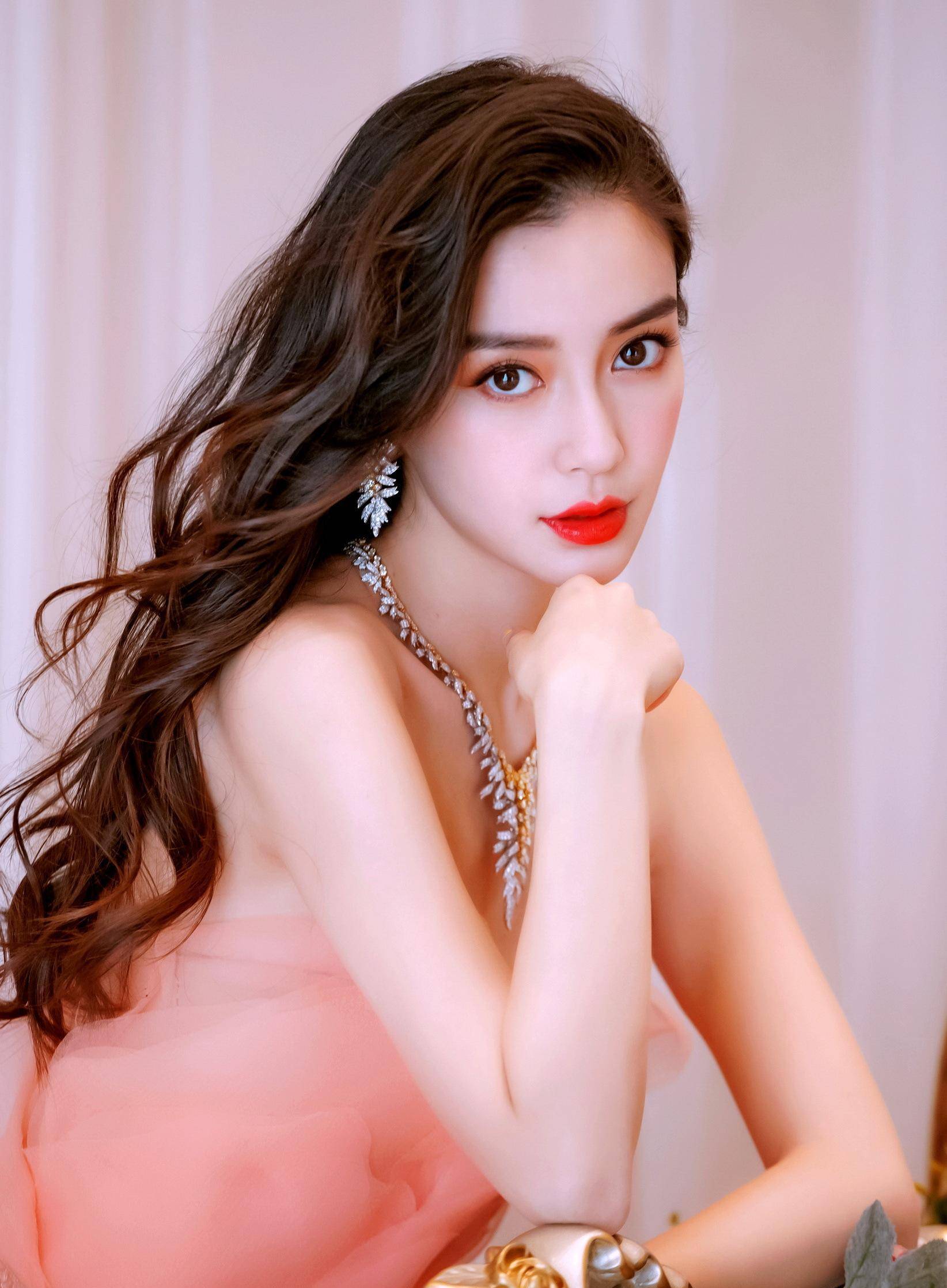 原创笨蛋美女奔跑吧十季了angelababy依旧无法纠正的同手同脚