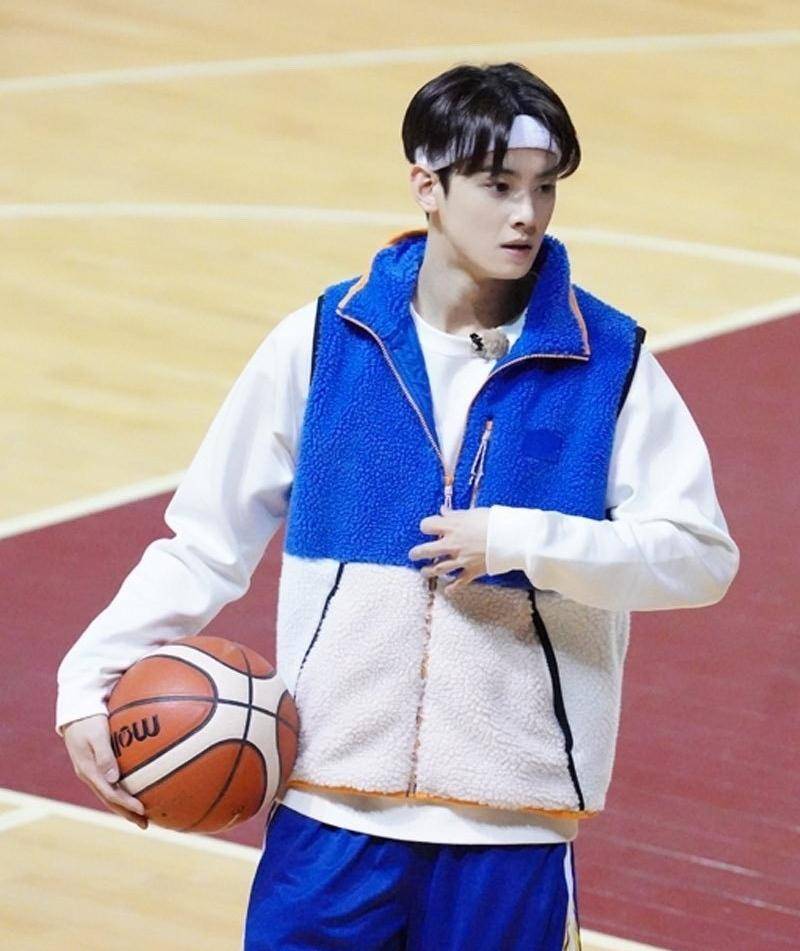 车银优不愧是脸蛋天才,马路边随手拍秒变"撕漫男",形象绝了_什么_角度