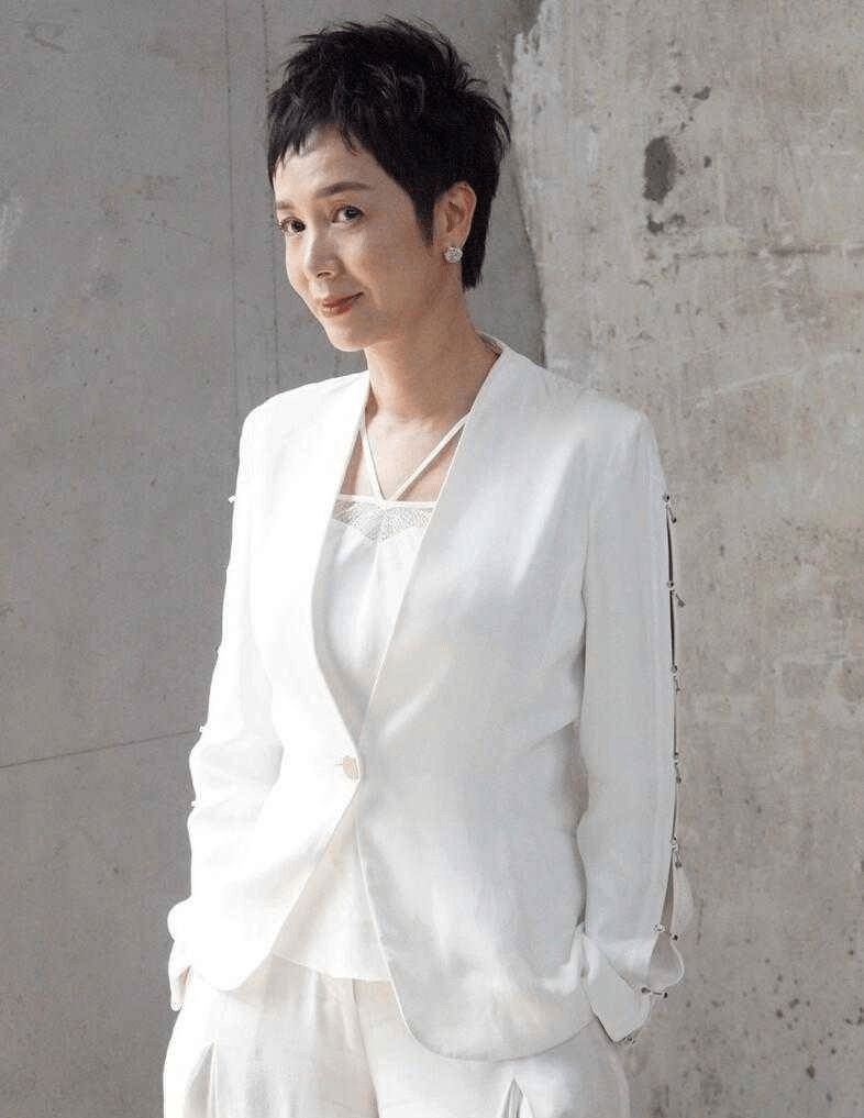 蒋雯丽当他面牵男星走红毯,穿得没腰却有女人味_风格_造型_场合