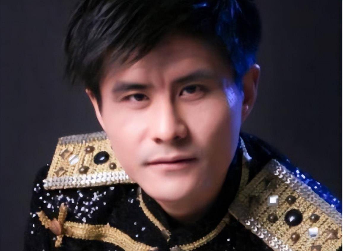 原创歌手刘晓东摆摊卖菜穿着破烂负债百万在市场手舞足蹈被指失常