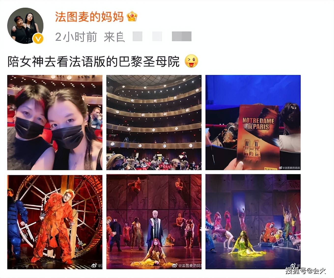 李咏妻女国外看话剧好潇洒,挑染红发太时尚