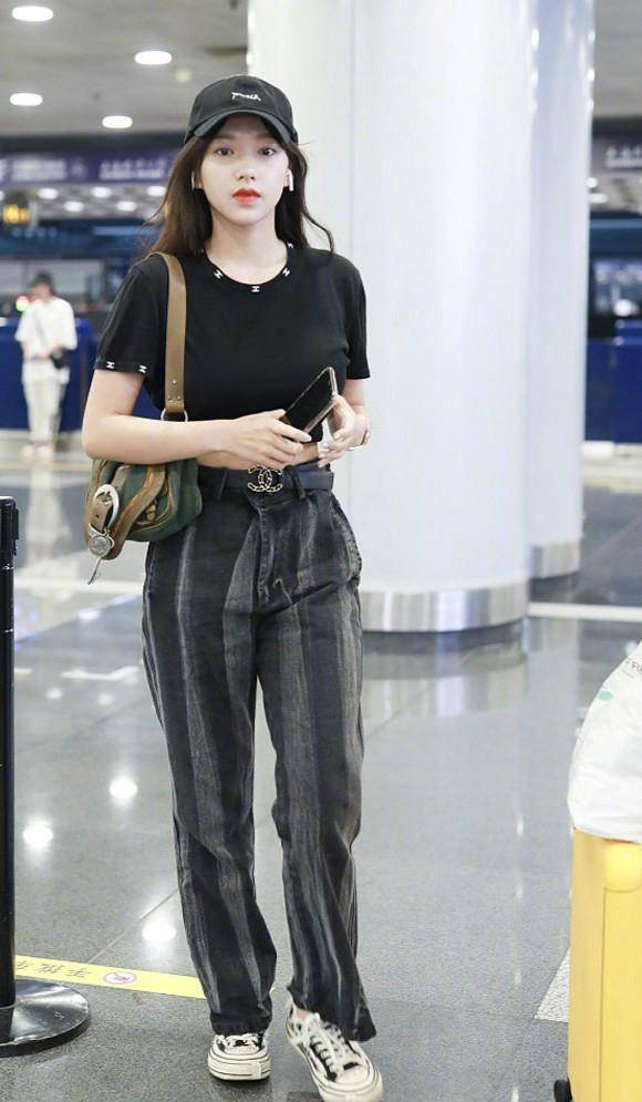 原创21岁程潇机场街拍印花衬衫配牛仔热裤女团风的造型太圈粉了