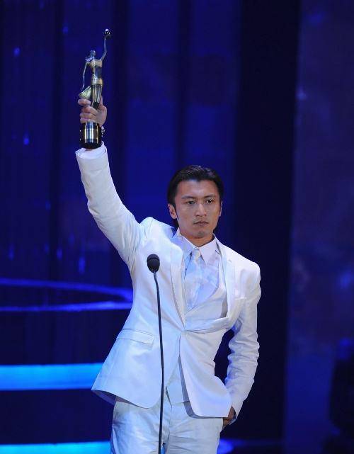 拿过金像奖最佳新演员,最佳男配角和最佳男主角,所以这次不中奖也不会