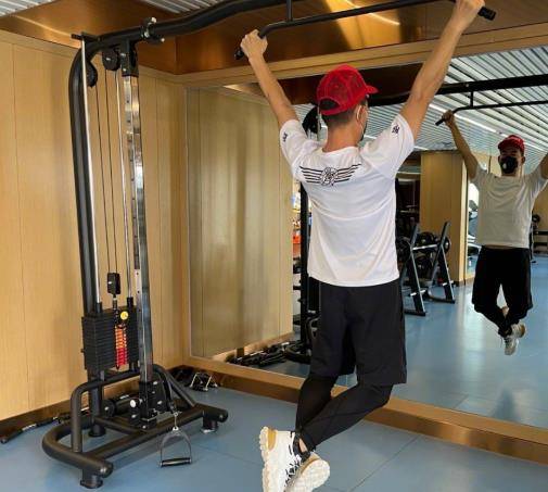 原创55岁任贤齐近照罕曝光满脸胡茬小腿肌肉突出长衫穿5年太节俭