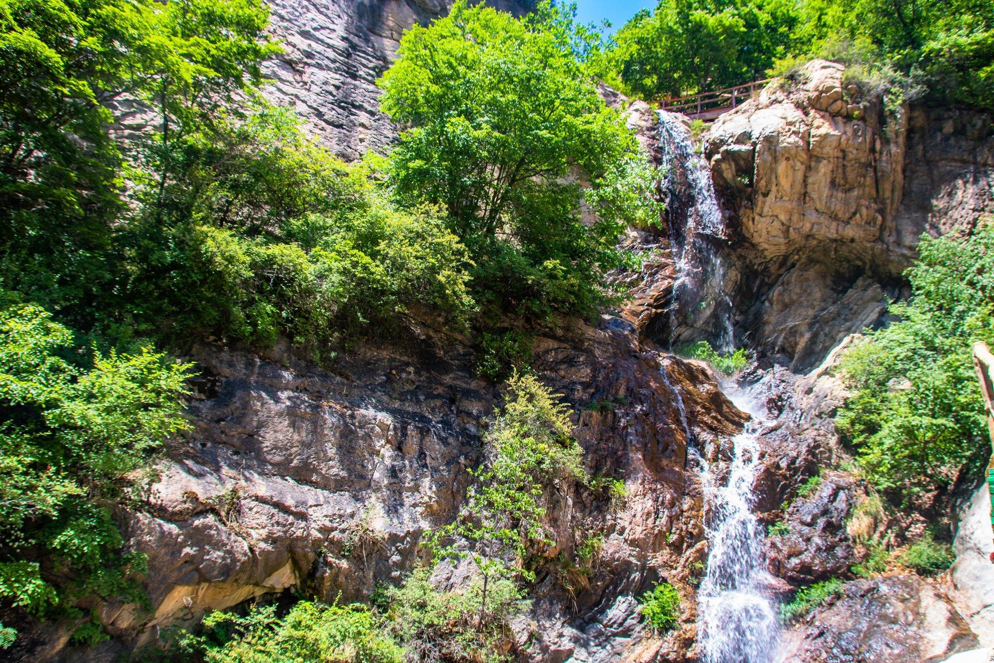 石家庄黑山大峡谷,环境秀美,植被众多,是夏日避暑的好去处
