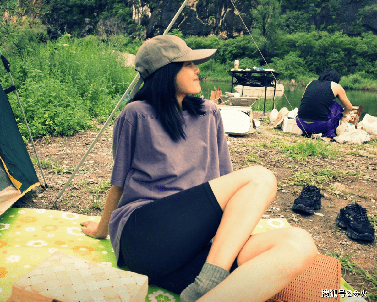 演员辛芷蕾去河边野餐，下水捞鱼手法专业，坐石头上兴奋喝啤酒