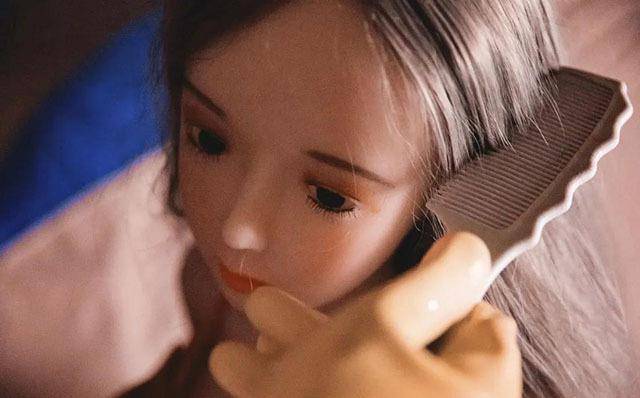 2年服务上千人 首家硅胶娃娃馆关门!4000万光棍"市场"破灭_男性_单身_