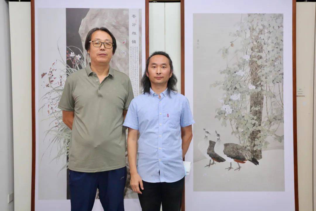 王丽艳夫妇在画展现场左起:孟庆占,田志武,刘学峰,翟宏斌在画展现场左