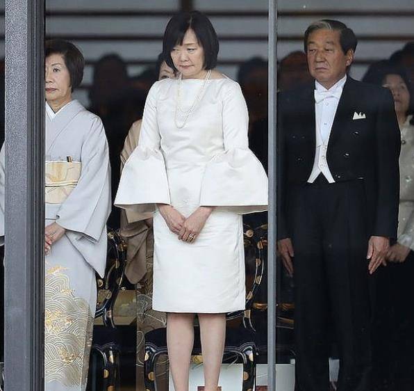 安倍昭惠婚纱照惊艳,佩戴"珍珠泪"出嫁,跟33岁安倍郎才女貌_妻子_日本