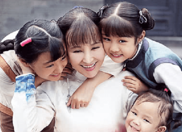 很多人都羡慕一些明星,他们不管去到哪,都是全场的焦点,不过他们在没