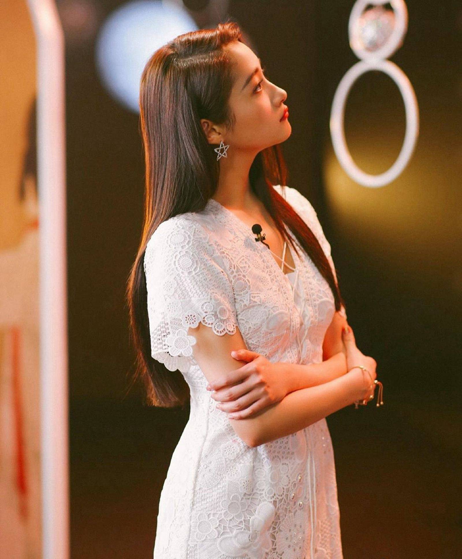 关晓彤白色连衣裙大长腿写真_关晓彤_写真_连衣裙