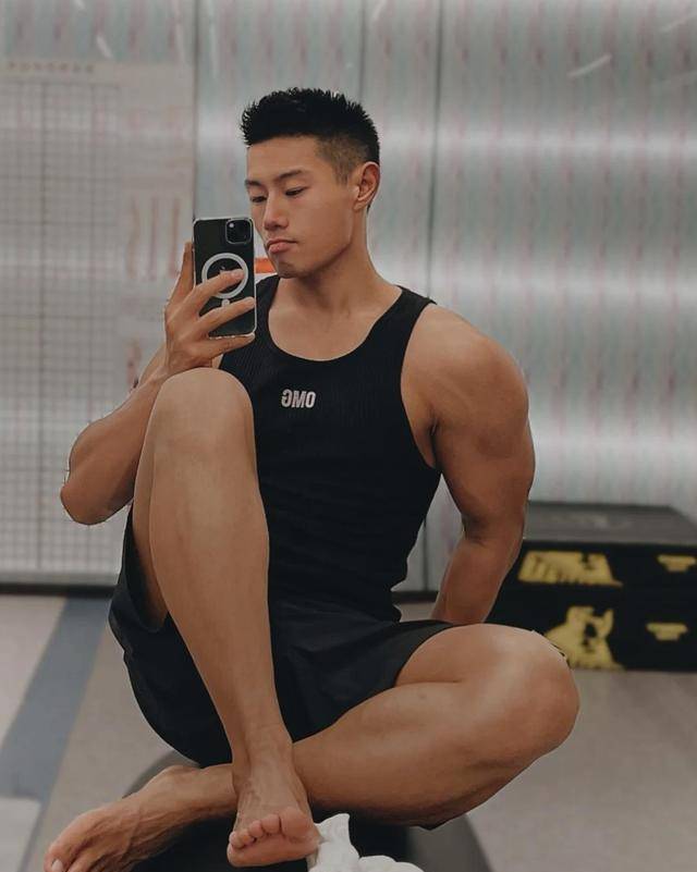 黑皮肌肉直男体育生爱抿嘴卖萌,又纯又欲很是可爱呢_哥哥_身材_网络