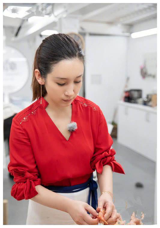 秦海璐晒综艺新私服,穿大红色连衣裙搭马尾辫,哪里像41岁!
