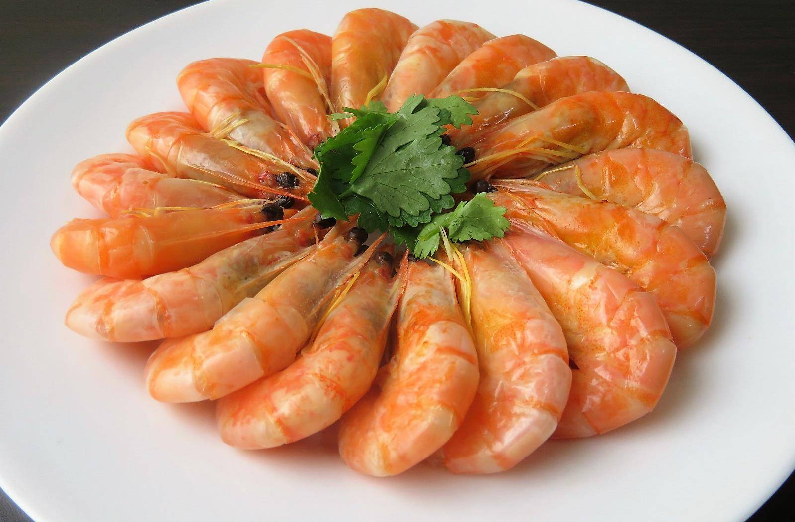 今天给您分享清蒸虾的简单做法,不用生姜,同样鲜嫩不腥.