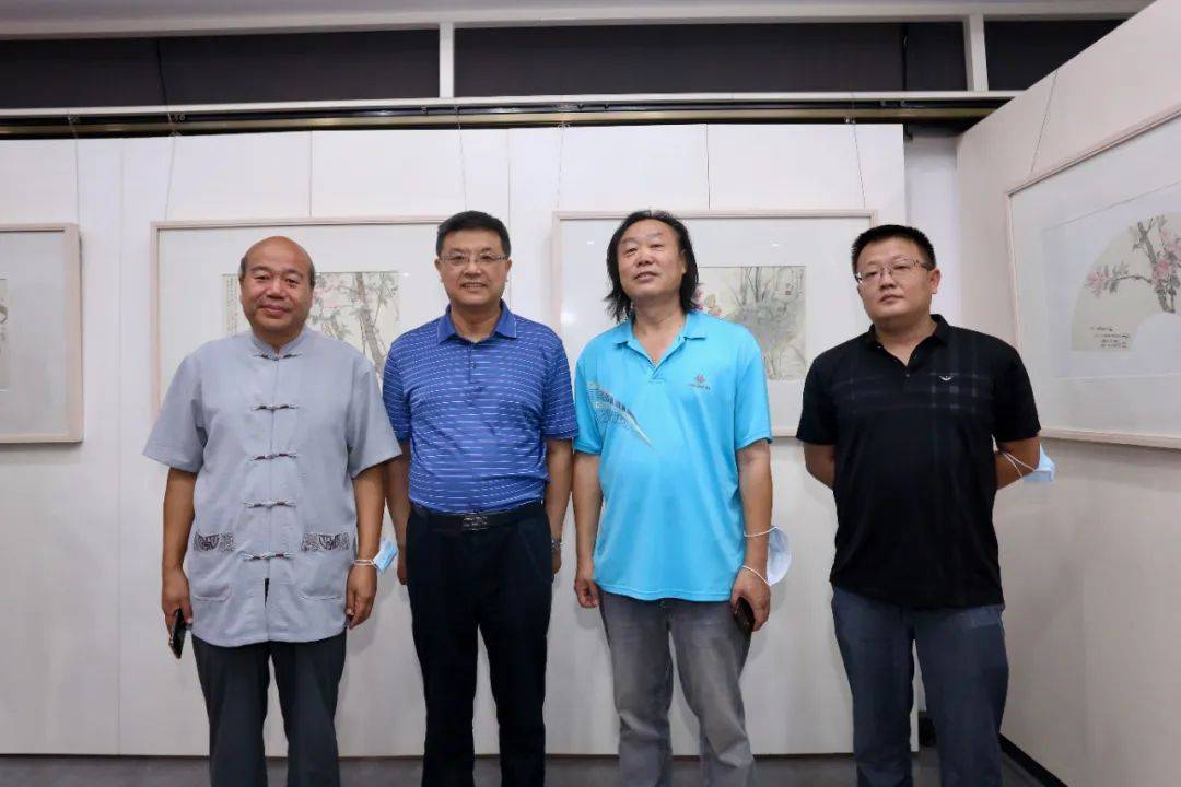 左起:孟庆占,田志武,刘学峰,翟宏斌在画展现场左起:张亮,张建,孟庆占