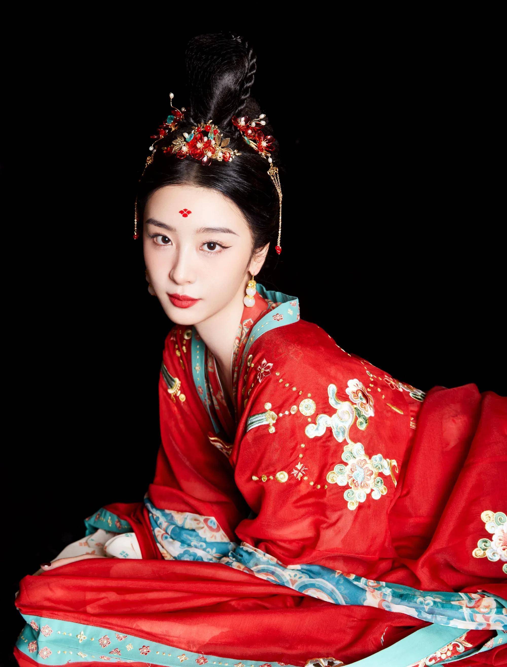 《你好,星期六》刘的朱砂痣古董婚纱是端庄,优雅,灵活和优雅,太漂亮了