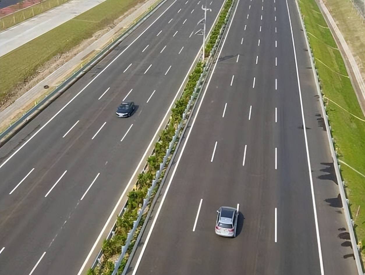 對接南玉珠高速廣西段的高速,在廣東境內僅為雙向6車道,這樣是不是就