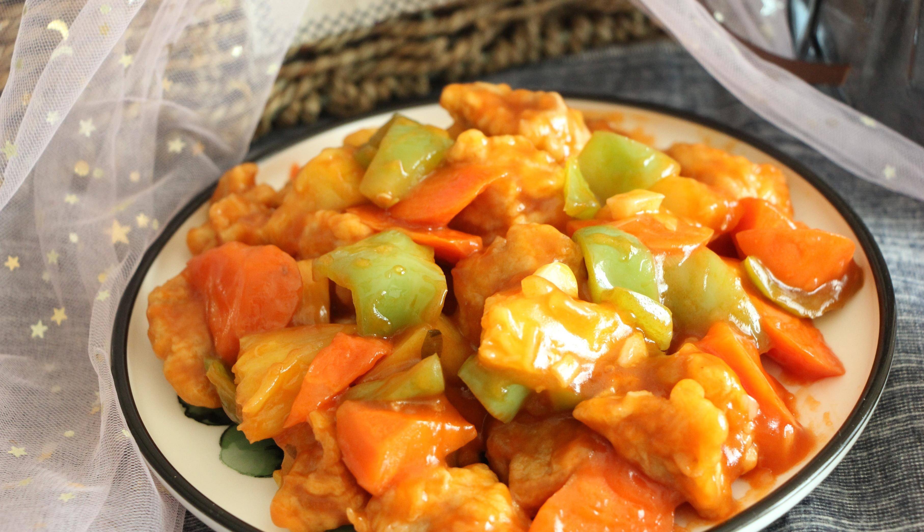 三,菠萝古老肉5,炒好之后盛入盘中,可以摆得整齐一些.