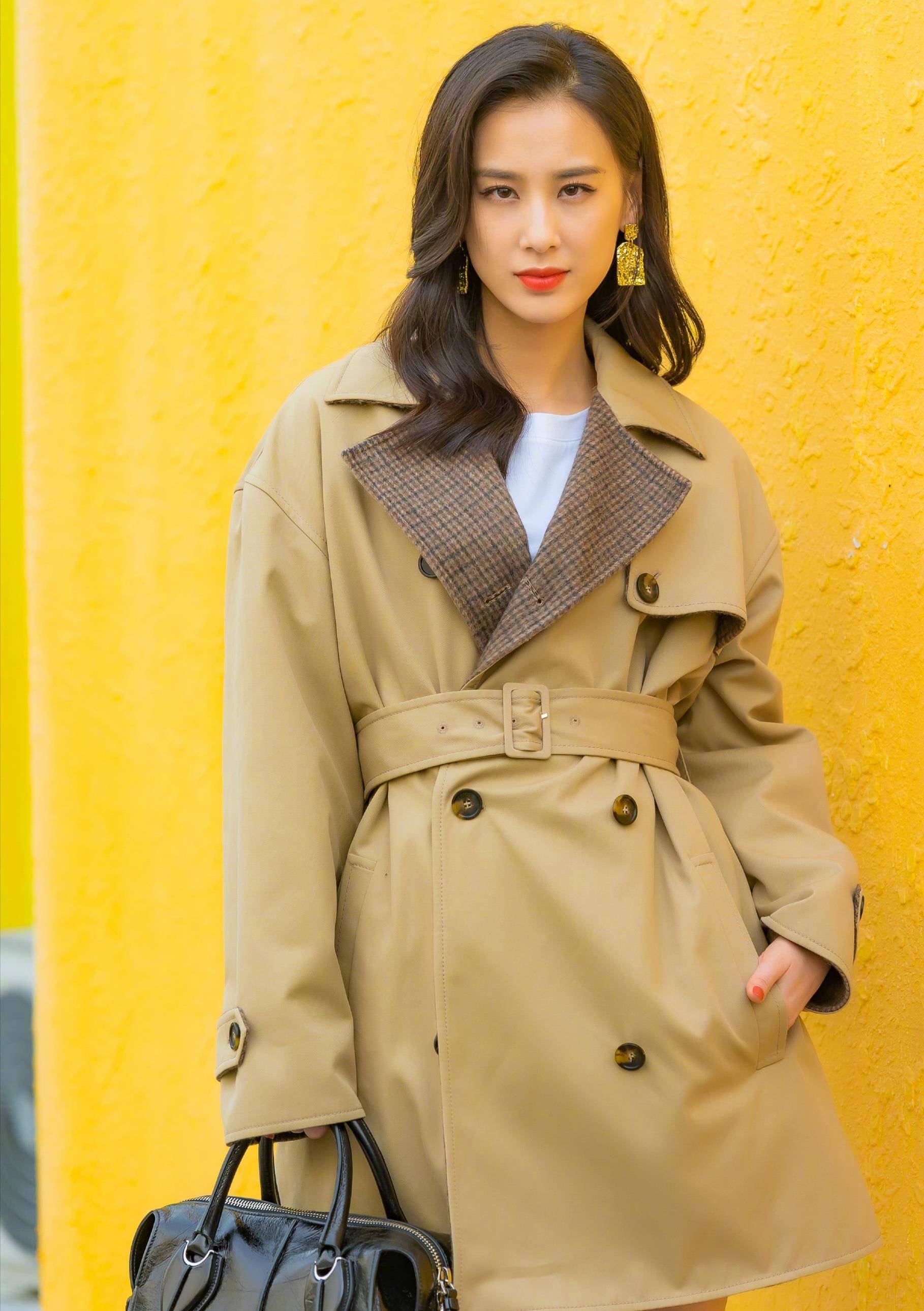 百万阔太黄圣依分手贵妇风偏爱糖果色系穿搭意外穿出少女感