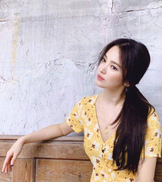 原创宋慧乔回归优雅长发黄色马尾花裙美的高调简直不太神仙