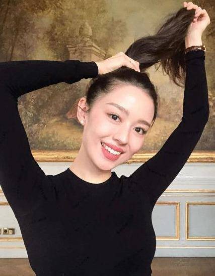 数次被吐槽显老像网红, 吉娜彻底卸下浓妆, 晒老公视角青春靓丽_网友