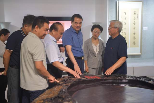 曹县县委副书记,县长孟令选接受捐赠曹县县委书记赵福龙向李荣海颁发