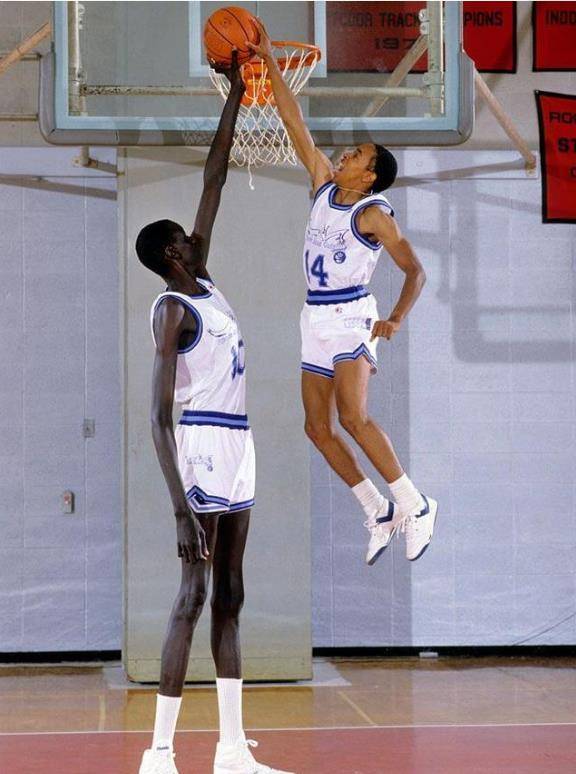 这绝对不是p图,在nba真有人能实现"站扣"现役2人上榜_扣篮_身高_盖帽