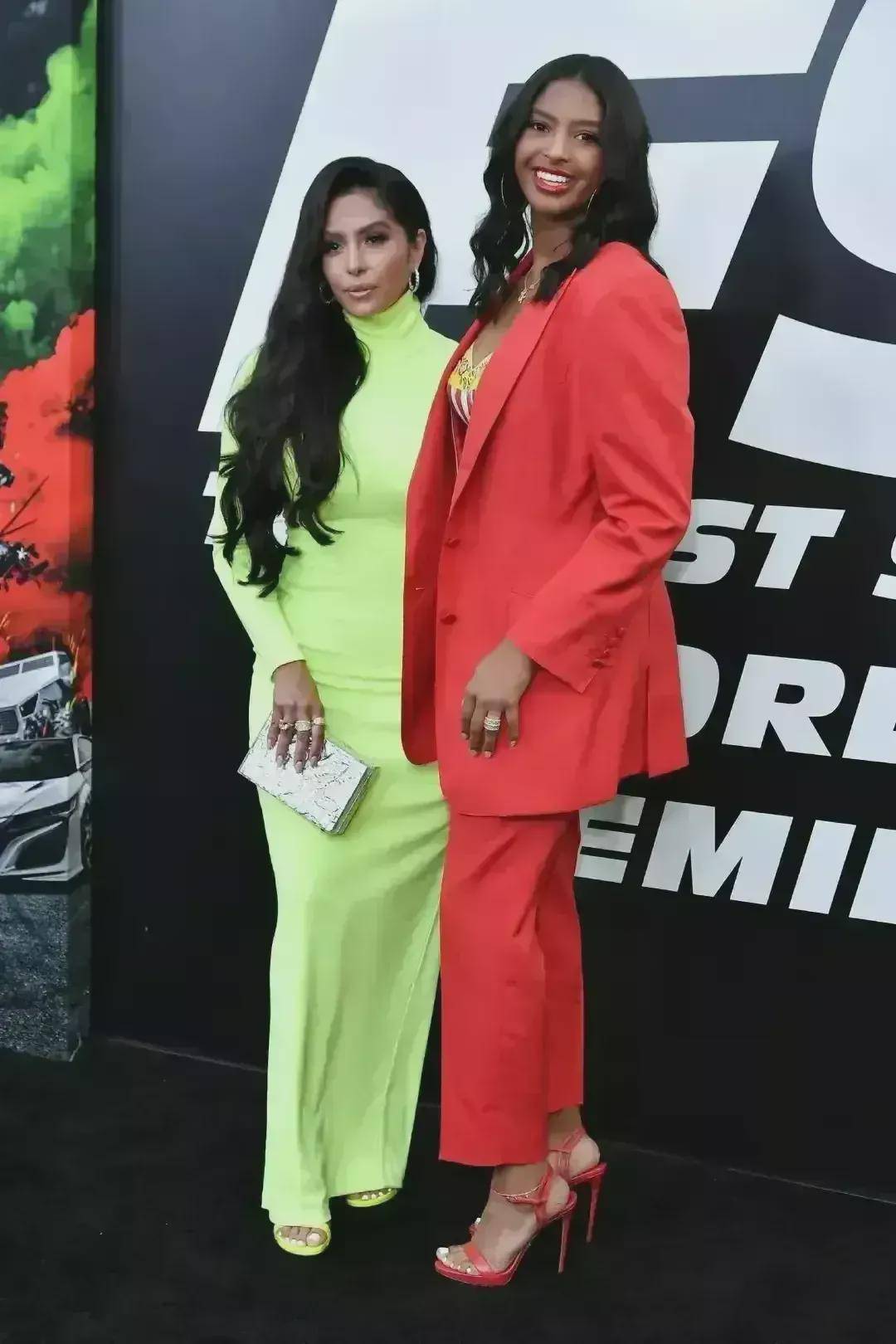 科比妻女们合影大女儿身材壮硕没妈妈漂亮两小女乖巧懂事