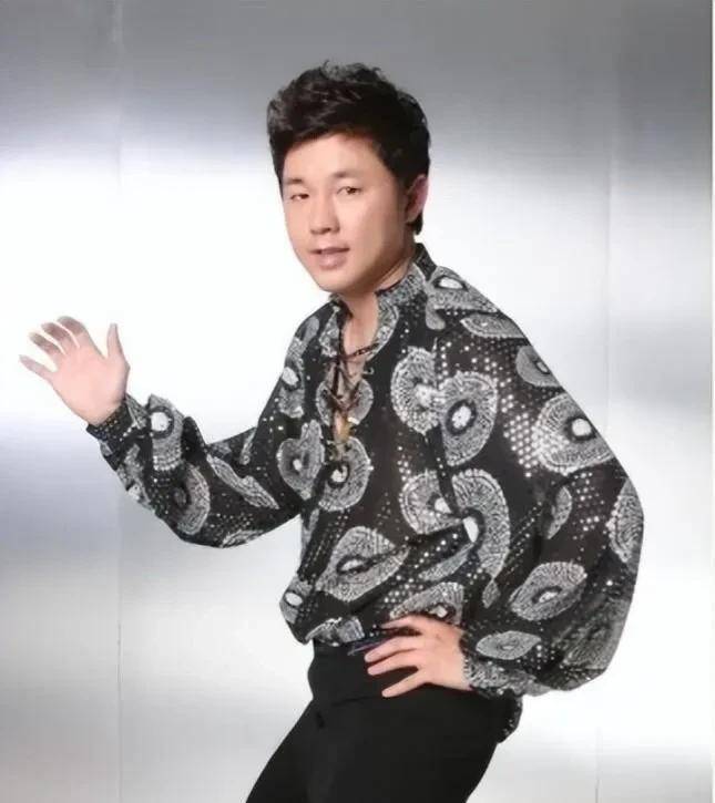 男主持人的人,有的忙着自己的事业,有的因为负面消息而离开_电视_观众
