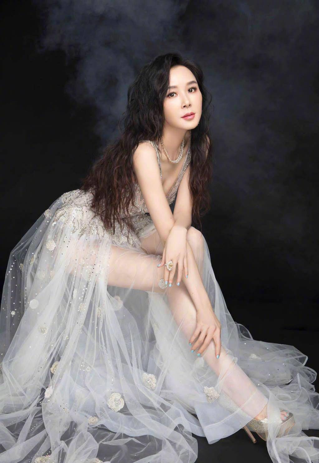 53岁萧蔷最新写真曝光 双腿呈现直角状身体韧度相当好_身材_高难度