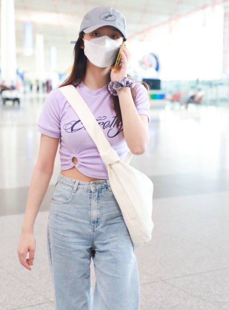 原创林允这条件不做模特可惜了卫衣工装裤搭出港风味不愧是星女郎