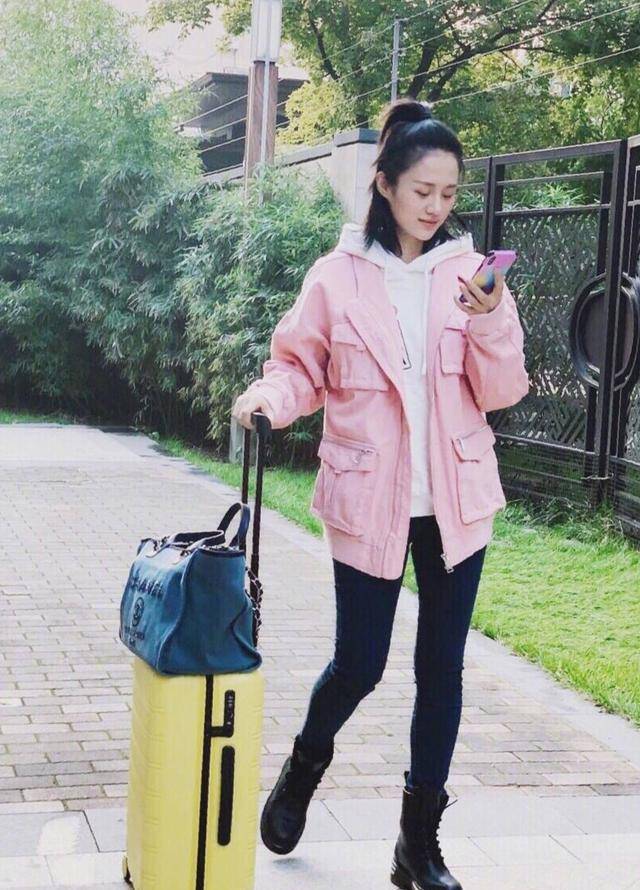 安悦溪不走寻常路,身穿暗黑小裙子想扮御姐,结果却成了小可爱